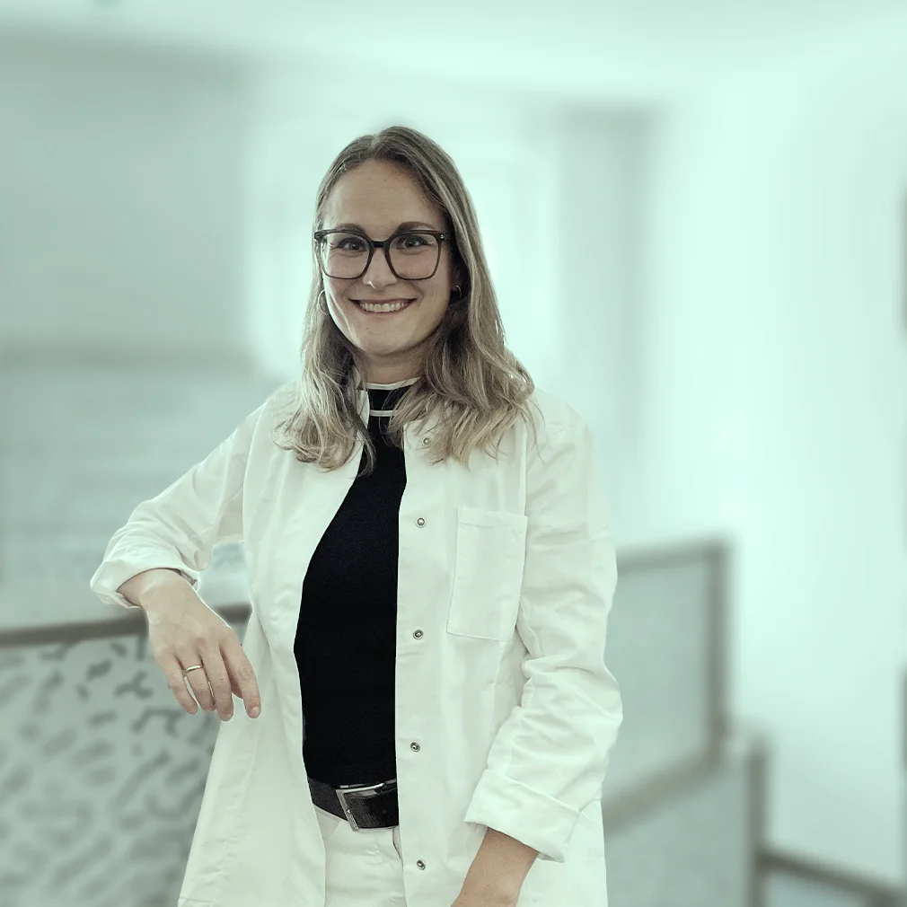 Dr. med. Nora Fischer-Greiner in der Augenarztpraxis in Freiburg