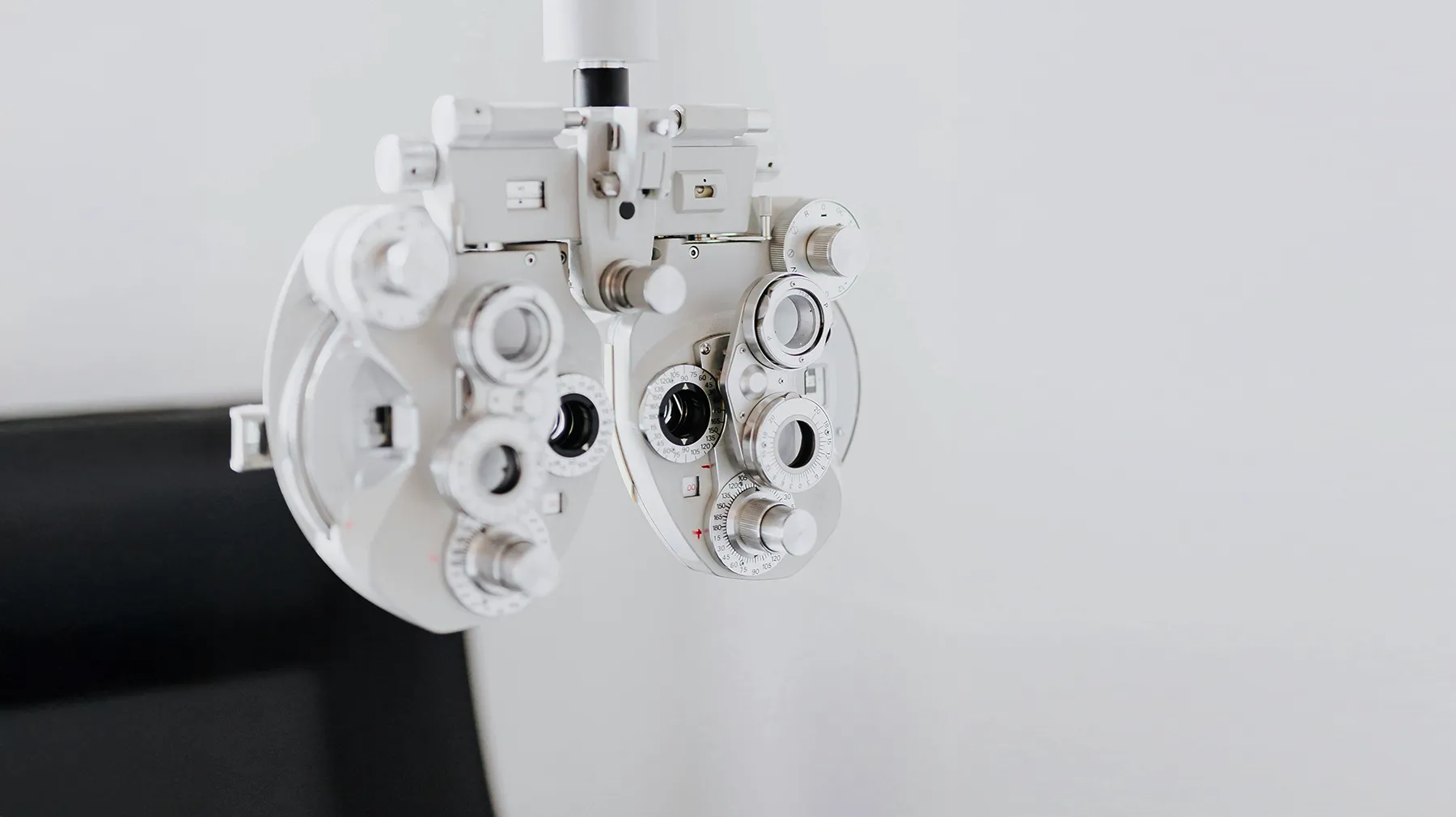 Phoropter im Augenuntersuchungsraum, Gerät zur Bestimmung der Sehstärke